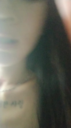 十字纹身极品美少女！黑丝袜纤细美腿！超近视角揉搓骚穴，手指插入狂扣，站立翘起美臀诱惑 截图16