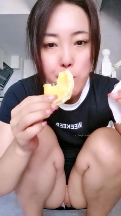 淫荡少妇人妻，20小时【放肆的水娃】，无论是外出游玩买菜，还是开车做饭休息，真空跳蛋不离身随时喷，吃饭也能喷水 截图12