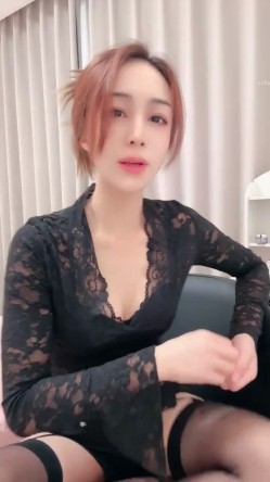 【老师你水好多】，极品小少妇，酒后醉了发骚，男友在玩网游，偷偷跑桌底下叼JJ啪啪 截图4