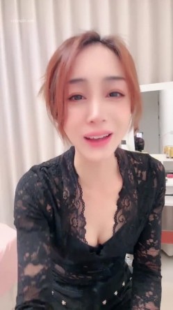 【老师你水好多】，极品小少妇，酒后醉了发骚，男友在玩网游，偷偷跑桌底下叼JJ啪啪 截图6