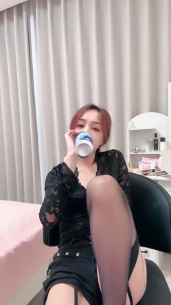 【老师你水好多】，极品小少妇，酒后醉了发骚，男友在玩网游，偷偷跑桌底下叼JJ啪啪 截图9