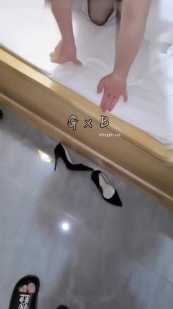 《极品反差 淫妻泄密》真实骚妻居家轰趴无套内射刷锅第一人！推特顶级绿帽奴GXB私拍调教啪啪3P美 截图2