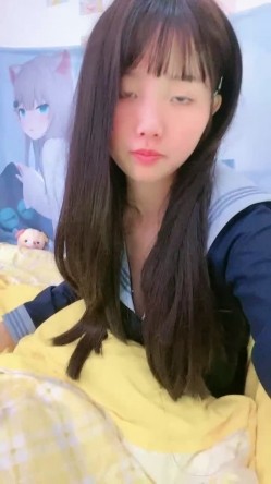 漂亮新人美少女，长发妹子超可爱 镜头前全裸自慰，感觉像是大姨妈来了，有少量血渗出 截图1