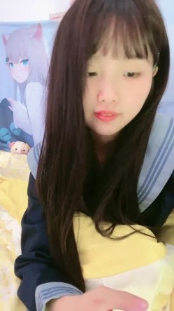漂亮新人美少女，长发妹子超可爱 镜头前全裸自慰，感觉像是大姨妈来了，有少量血渗出 截图2