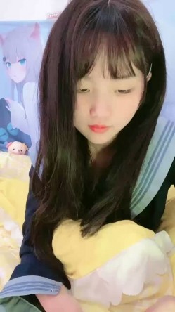 漂亮新人美少女，长发妹子超可爱 镜头前全裸自慰，感觉像是大姨妈来了，有少量血渗出 截图3