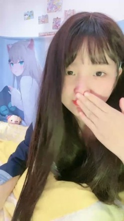 漂亮新人美少女，长发妹子超可爱 镜头前全裸自慰，感觉像是大姨妈来了，有少量血渗出 截图4