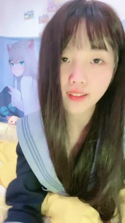 漂亮新人美少女，长发妹子超可爱 镜头前全裸自慰，感觉像是大姨妈来了，有少量血渗出 截图5