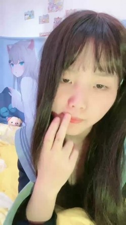 漂亮新人美少女，长发妹子超可爱 镜头前全裸自慰，感觉像是大姨妈来了，有少量血渗出 截图6