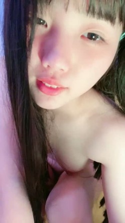 漂亮新人美少女，长发妹子超可爱 镜头前全裸自慰，感觉像是大姨妈来了，有少量血渗出 截图14