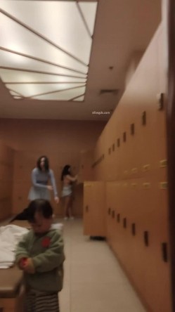 最新流出女主播【少女时代】潜入洗浴中心偷拍全是极品少妇，透发出不一样的迷人味道 截图4