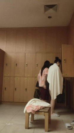 最新流出女主播【少女时代】潜入洗浴中心偷拍全是极品少妇，透发出不一样的迷人味道 截图8
