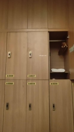 最新流出女主播【少女时代】潜入洗浴中心偷拍全是极品少妇，透发出不一样的迷人味道 截图15