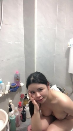 重庆28岁小少妇，真实良家居家，【好吃半兽人】，闺房独自洗澡，这对奶子真完美 截图6