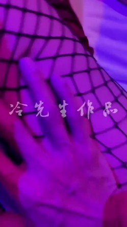《硬核秘重磅无水首发》真枪实弹折磨女奴！推特SM大神【冷先生】超强调教各种反差婊圣水滴蜡舔脚窒息女神瞬间变母狗 截图2