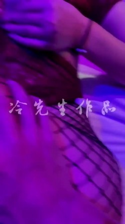 《硬核秘重磅无水首发》真枪实弹折磨女奴！推特SM大神【冷先生】超强调教各种反差婊圣水滴蜡舔脚窒息女神瞬间变母狗 截图3