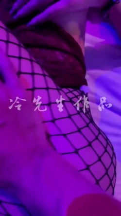《硬核秘重磅无水首发》真枪实弹折磨女奴！推特SM大神【冷先生】超强调教各种反差婊圣水滴蜡舔脚窒息女神瞬间变母狗 截图4