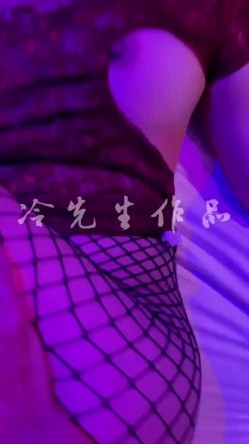 《硬核秘重磅无水首发》真枪实弹折磨女奴！推特SM大神【冷先生】超强调教各种反差婊圣水滴蜡舔脚窒息女神瞬间变母狗 截图6