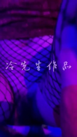 《硬核秘重磅无水首发》真枪实弹折磨女奴！推特SM大神【冷先生】超强调教各种反差婊圣水滴蜡舔脚窒息女神瞬间变母狗 截图7