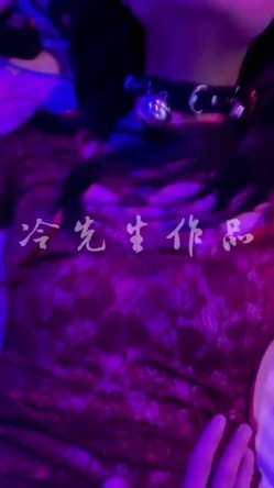 《硬核秘重磅无水首发》真枪实弹折磨女奴！推特SM大神【冷先生】超强调教各种反差婊圣水滴蜡舔脚窒息女神瞬间变母狗 截图9