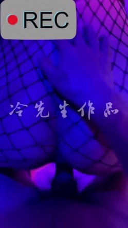 《硬核秘重磅无水首发》真枪实弹折磨女奴！推特SM大神【冷先生】超强调教各种反差婊圣水滴蜡舔脚窒息女神瞬间变母狗 截图11