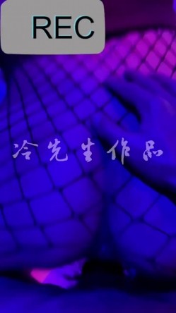 《硬核秘重磅无水首发》真枪实弹折磨女奴！推特SM大神【冷先生】超强调教各种反差婊圣水滴蜡舔脚窒息女神瞬间变母狗 截图12