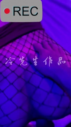 《硬核秘重磅无水首发》真枪实弹折磨女奴！推特SM大神【冷先生】超强调教各种反差婊圣水滴蜡舔脚窒息女神瞬间变母狗 截图13