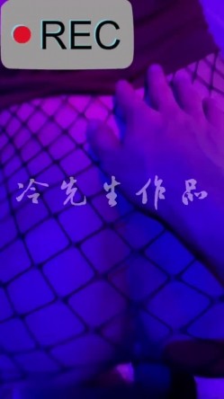 《硬核秘重磅无水首发》真枪实弹折磨女奴！推特SM大神【冷先生】超强调教各种反差婊圣水滴蜡舔脚窒息女神瞬间变母狗 截图15