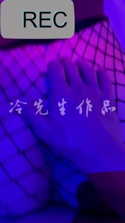《硬核秘重磅无水首发》真枪实弹折磨女奴！推特SM大神【冷先生】超强调教各种反差婊圣水滴蜡舔脚窒息女神瞬间变母狗 截图16