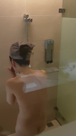 淘气弟弟为 了报复姐姐不让他玩手机 偷拍姐姐洗澡给其他的网友看 截图2