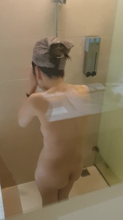 淘气弟弟为 了报复姐姐不让他玩手机 偷拍姐姐洗澡给其他的网友看 截图3