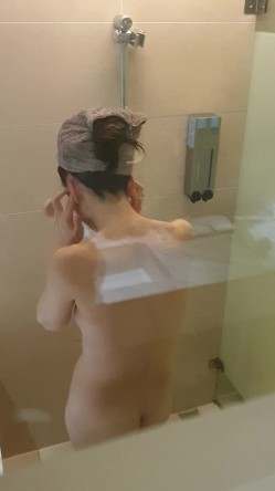 淘气弟弟为 了报复姐姐不让他玩手机 偷拍姐姐洗澡给其他的网友看 截图5
