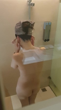 淘气弟弟为 了报复姐姐不让他玩手机 偷拍姐姐洗澡给其他的网友看 截图7