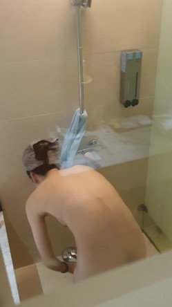 淘气弟弟为 了报复姐姐不让他玩手机 偷拍姐姐洗澡给其他的网友看 截图8