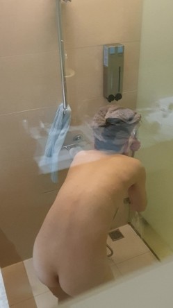 淘气弟弟为 了报复姐姐不让他玩手机 偷拍姐姐洗澡给其他的网友看 截图9