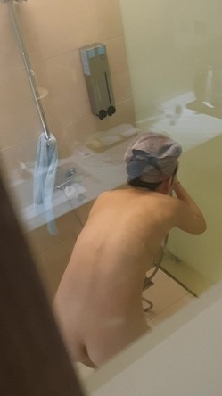 淘气弟弟为 了报复姐姐不让他玩手机 偷拍姐姐洗澡给其他的网友看 截图10