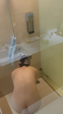 淘气弟弟为 了报复姐姐不让他玩手机 偷拍姐姐洗澡给其他的网友看 截图11