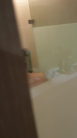 淘气弟弟为 了报复姐姐不让他玩手机 偷拍姐姐洗澡给其他的网友看 截图13