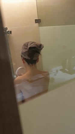 淘气弟弟为 了报复姐姐不让他玩手机 偷拍姐姐洗澡给其他的网友看 截图15