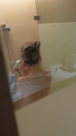淘气弟弟为 了报复姐姐不让他玩手机 偷拍姐姐洗澡给其他的网友看 截图16