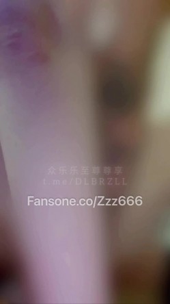 专攻高颜值网红台湾泡良大神「郑原创」，宜兰D奶打工换宿妹，水蓝色内衣，叫声超淫荡，桌前后入，沙发骑乘 截图11