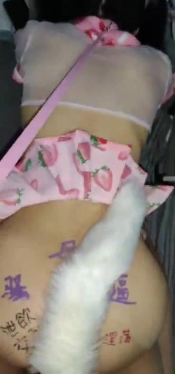 双马尾萌妹子跪着玩弄第三部 屁股上写字肛塞插菊花跳蛋震动来姨妈了 截图9