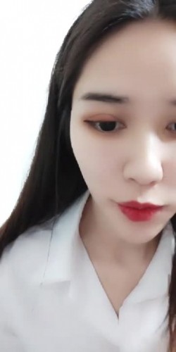 年轻的妹子雪儿露脸白衬衫黑丝袜镜头前发骚诱惑，跳弹自慰骚逼呻吟水真多，淫声荡语精彩不要错过 截图3