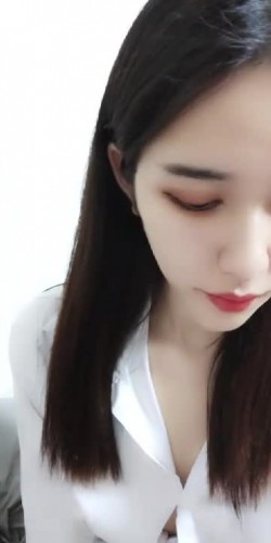 年轻的妹子雪儿露脸白衬衫黑丝袜镜头前发骚诱惑，跳弹自慰骚逼呻吟水真多，淫声荡语精彩不要错过 截图12