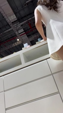 [超级裙底]最新2023上海车展各色美女模特 总有一款你喜欢 截图3