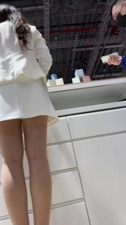[超级裙底]最新2023上海车展各色美女模特 总有一款你喜欢 截图7
