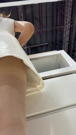 [超级裙底]最新2023上海车展各色美女模特 总有一款你喜欢 截图12
