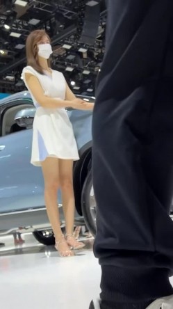 [超级裙底]最新2023上海车展各色美女模特 总有一款你喜欢 截图1