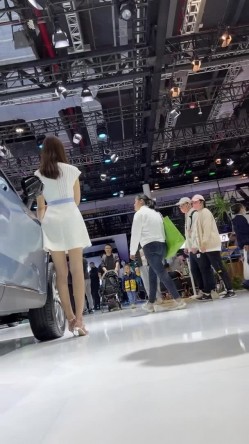 [超级裙底]最新2023上海车展各色美女模特 总有一款你喜欢 截图9