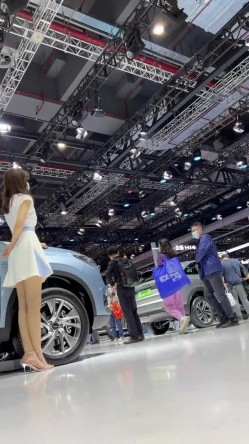 [超级裙底]最新2023上海车展各色美女模特 总有一款你喜欢 截图11