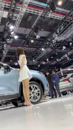 [超级裙底]最新2023上海车展各色美女模特 总有一款你喜欢 截图12